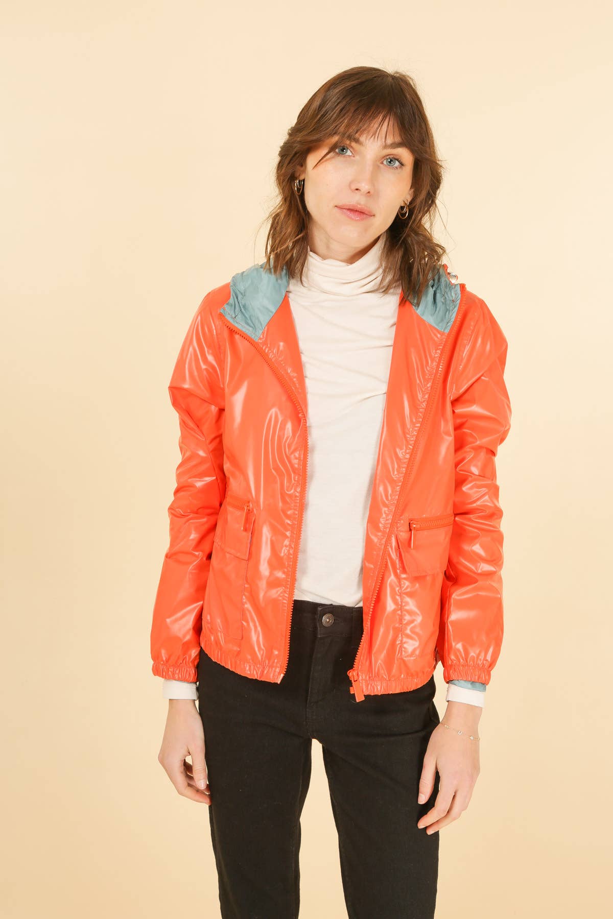 Attrait Paris – Engroshandel Vindjakke - Dame – Kort metallisk vindjakke med hætte og integreret skygge20