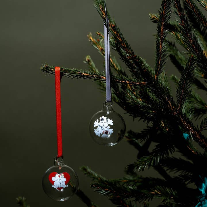 MOOMIN | Christmas | Glass Baubles - Set of 2 | ⌀ 5cm | Heart / Snowflake for wholesale by Treacle George (Muurla & Havi)