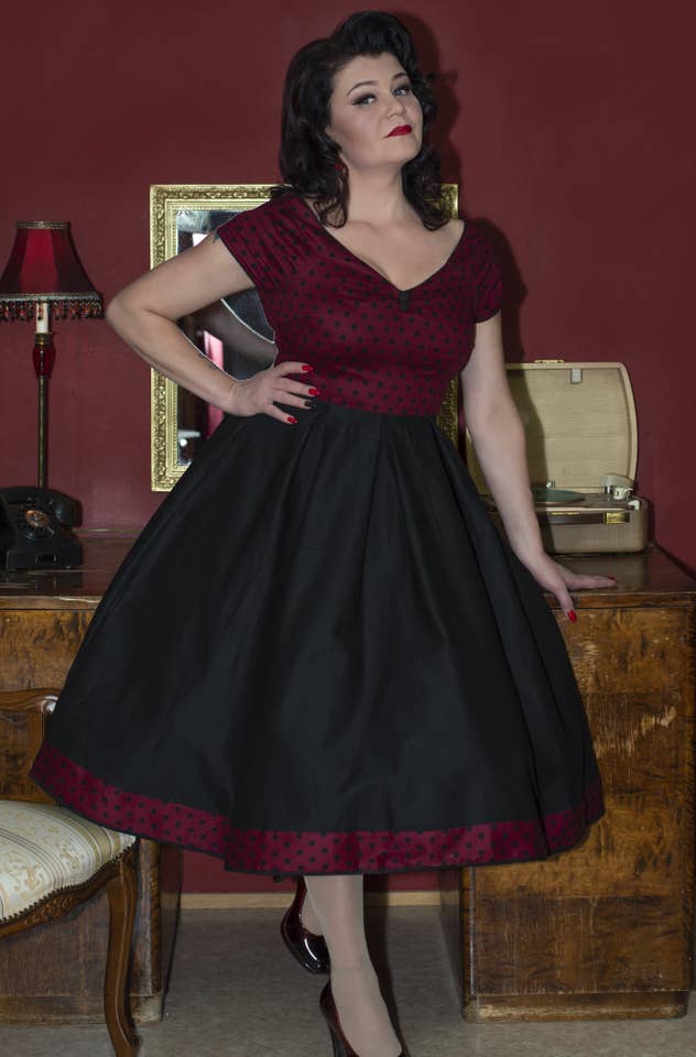 Dolly & Dotty - Venta al por mayor Vestido - Mujer - Vestido con estampado de lunares burdeos y hombros descubiertos de Lily2