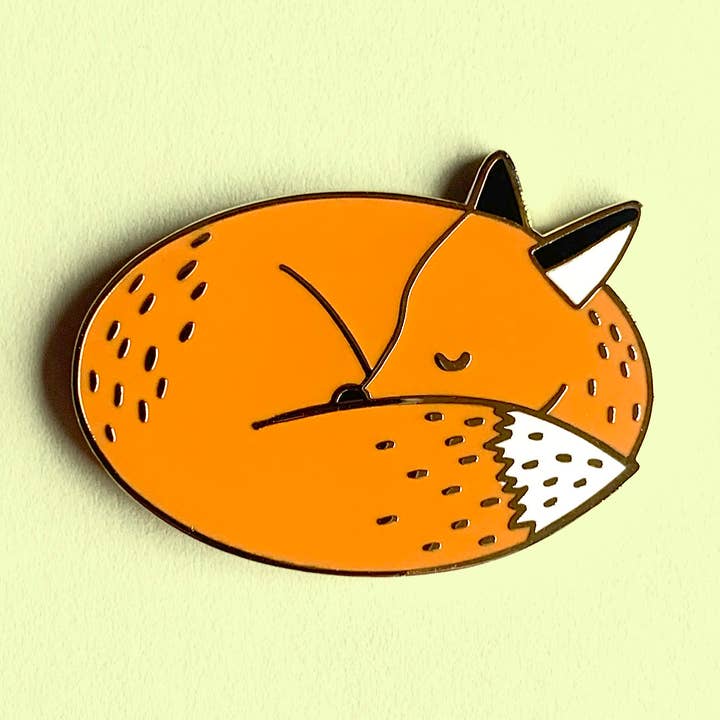 Tom Hardwick - Wholesale Reversspeld/knoop - Sleeping Fox harde emaille speld