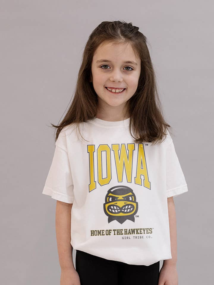 University of Iowa: Ungdomshjem for Hawkeyes T-shirt for engroshandel hos Girl Tribe Co