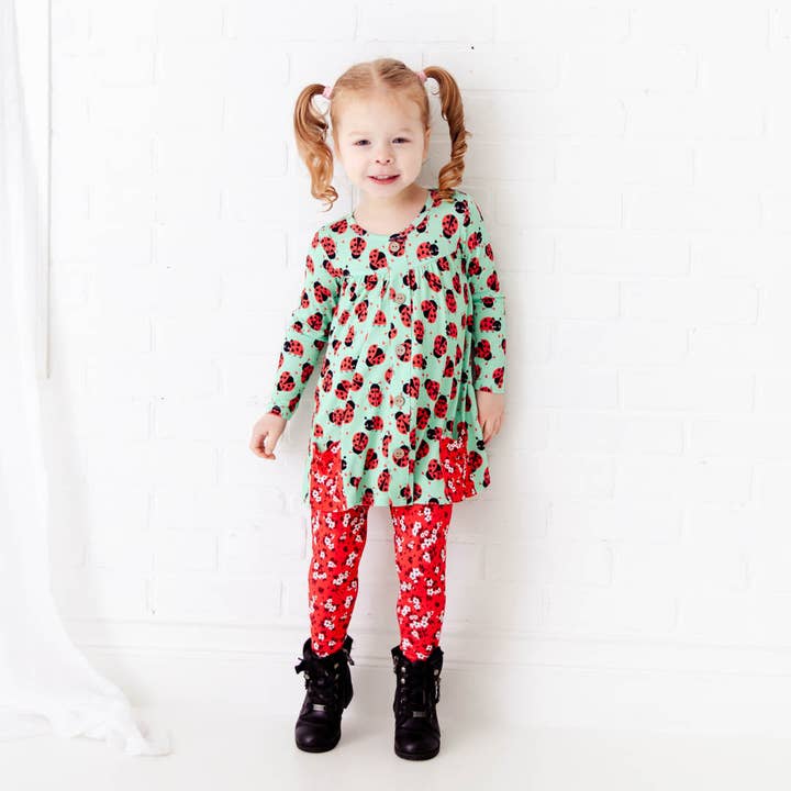 Ensemble tunique et pantalon à poche pour la Saint-Valentin Bugs and Kisses pour la vente par Dreamiere