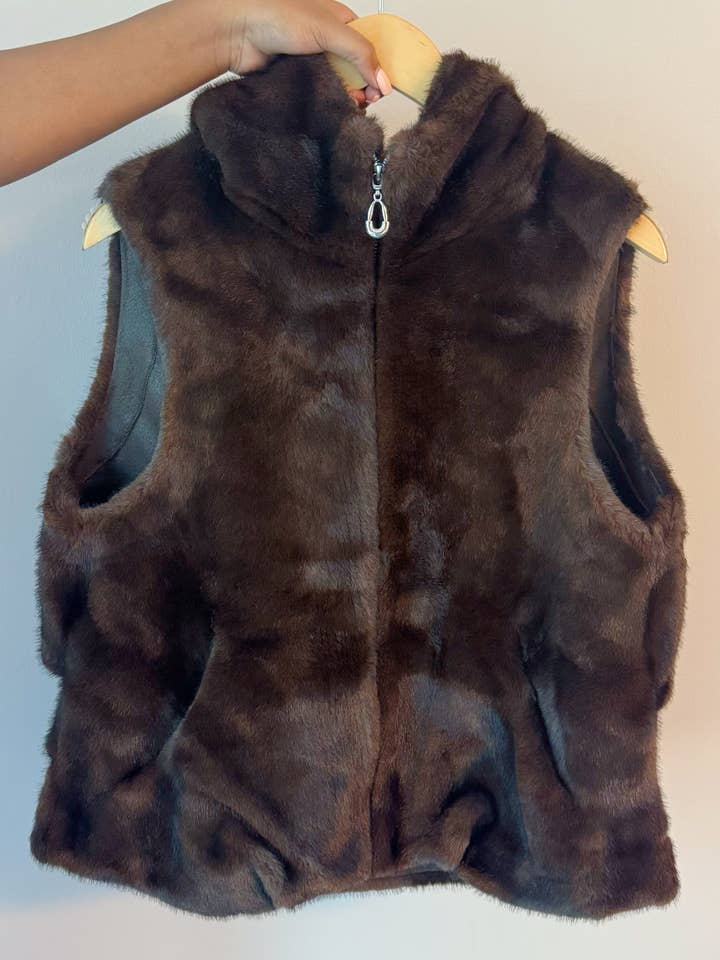 Ellison+Young - Vente Veste sans manches – femme - Gilet à capuche en fausse fourrure de vison au toucher réel1