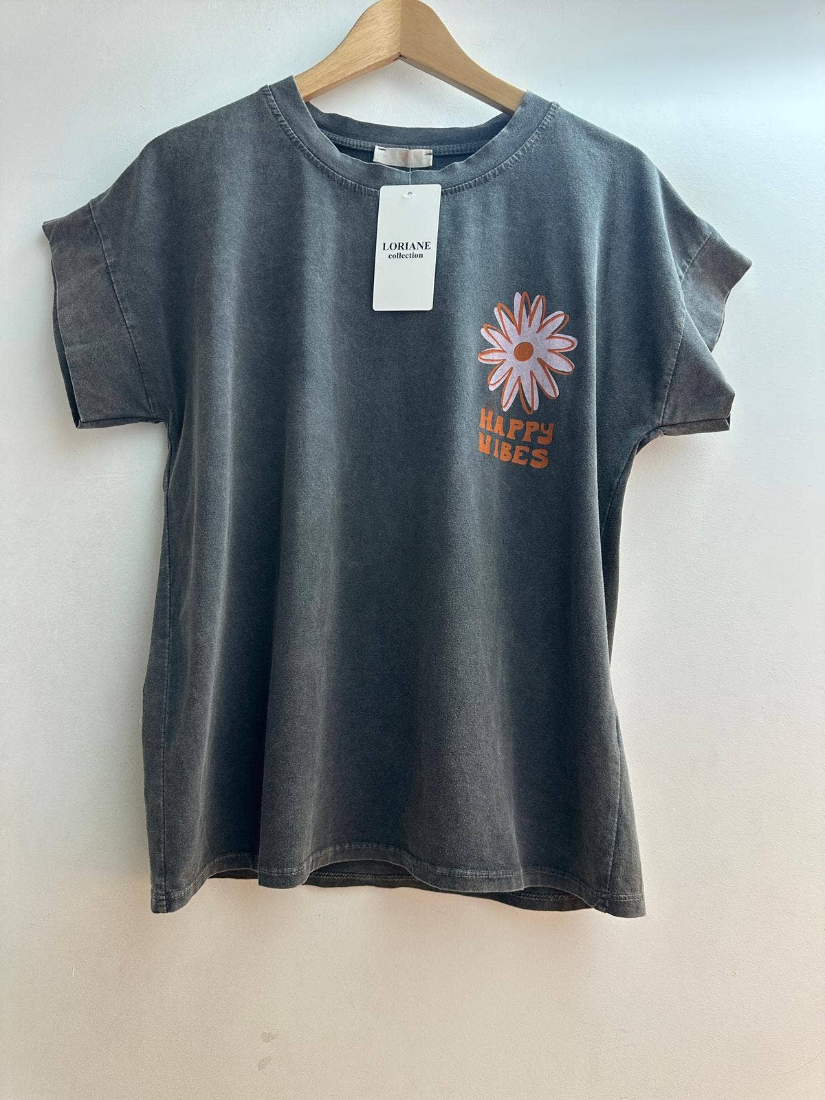 LORIANE – Engroshandel T-shirt med print - Dame – 8131SO t-shirt med HAPPY VIBES print, one size0