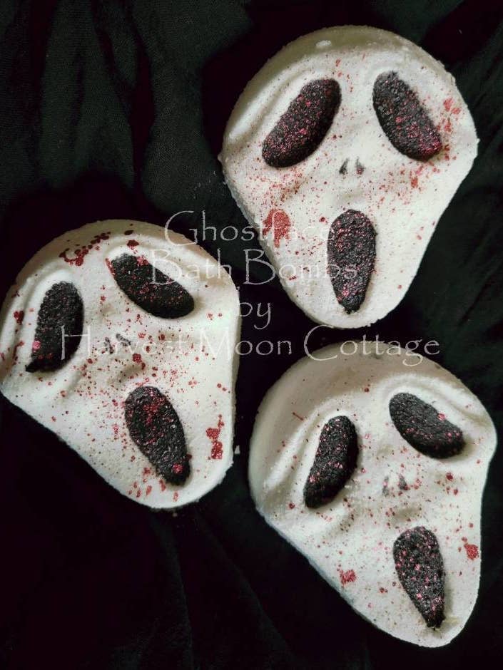 Bombe de bain Ghostface pour la vente par Harvest Moon Cottage Bath and Body