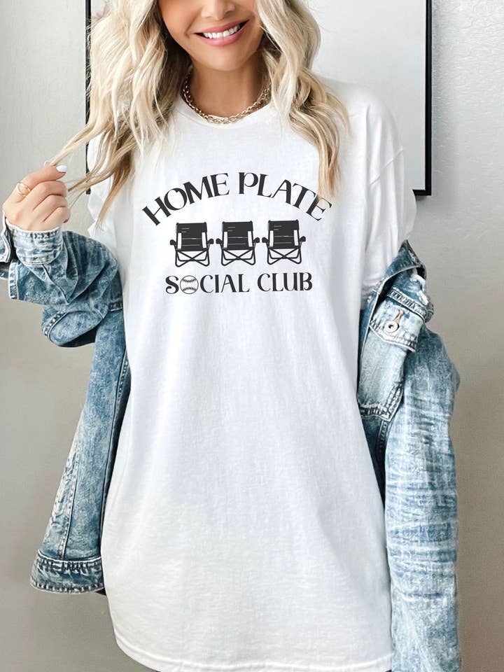 Chemise de baseball Home Plate Social Club, Funny Baseball Mom pour la vente par SONDO DESIGN LTD