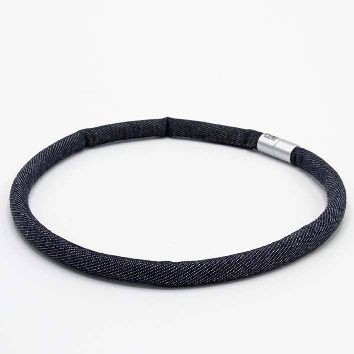 Statement jeans halskæde, 1 linje, mørkeblå for engroshandel hos FATES, style with a story