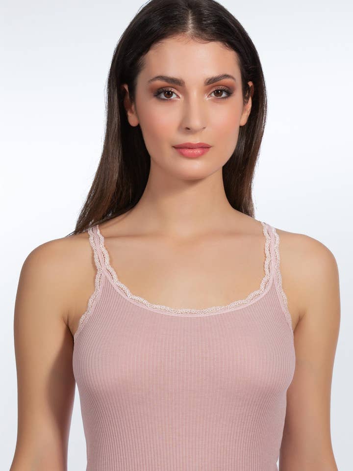 Top i silke bomuld med blondekant for engroshandel hos EGi Collections