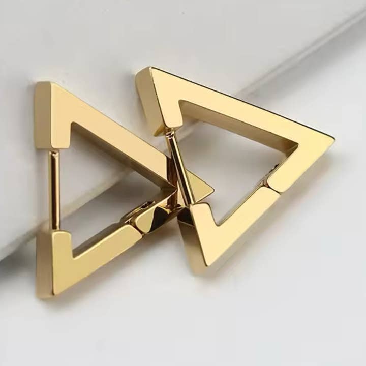 Créoles triangulaires en forme de flèche en acier inoxydable | Erika Williner Designs pour la vente par Erika Williner Designs