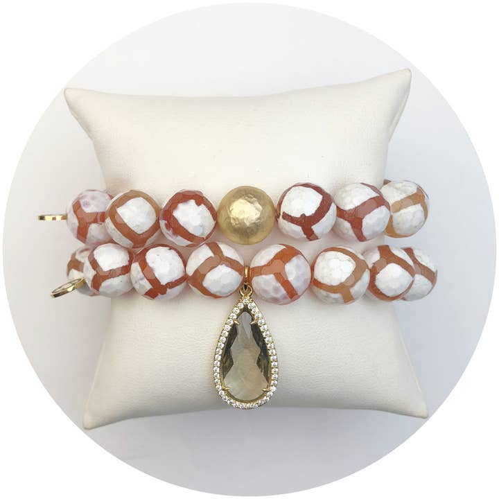 Girafe brune tibétaine, agate, couleur Stax pour la vente par Oriana Lamarca Designs