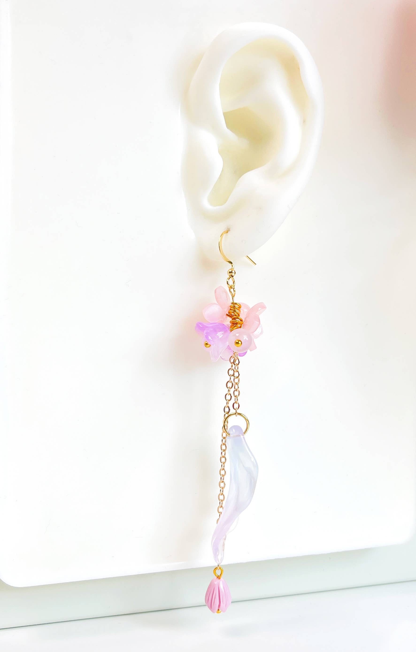 Melange Blanc - Wholesale Hangende/ronde oorbellen - E194 oorbellen met lange hangende oorbellen met paarse bloemen5