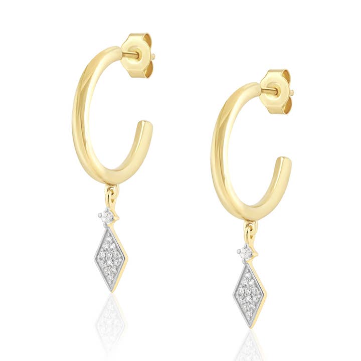 charm drop huggies per la vendita all'ingrosso da parte di Ela Rae Jewelry Llc.