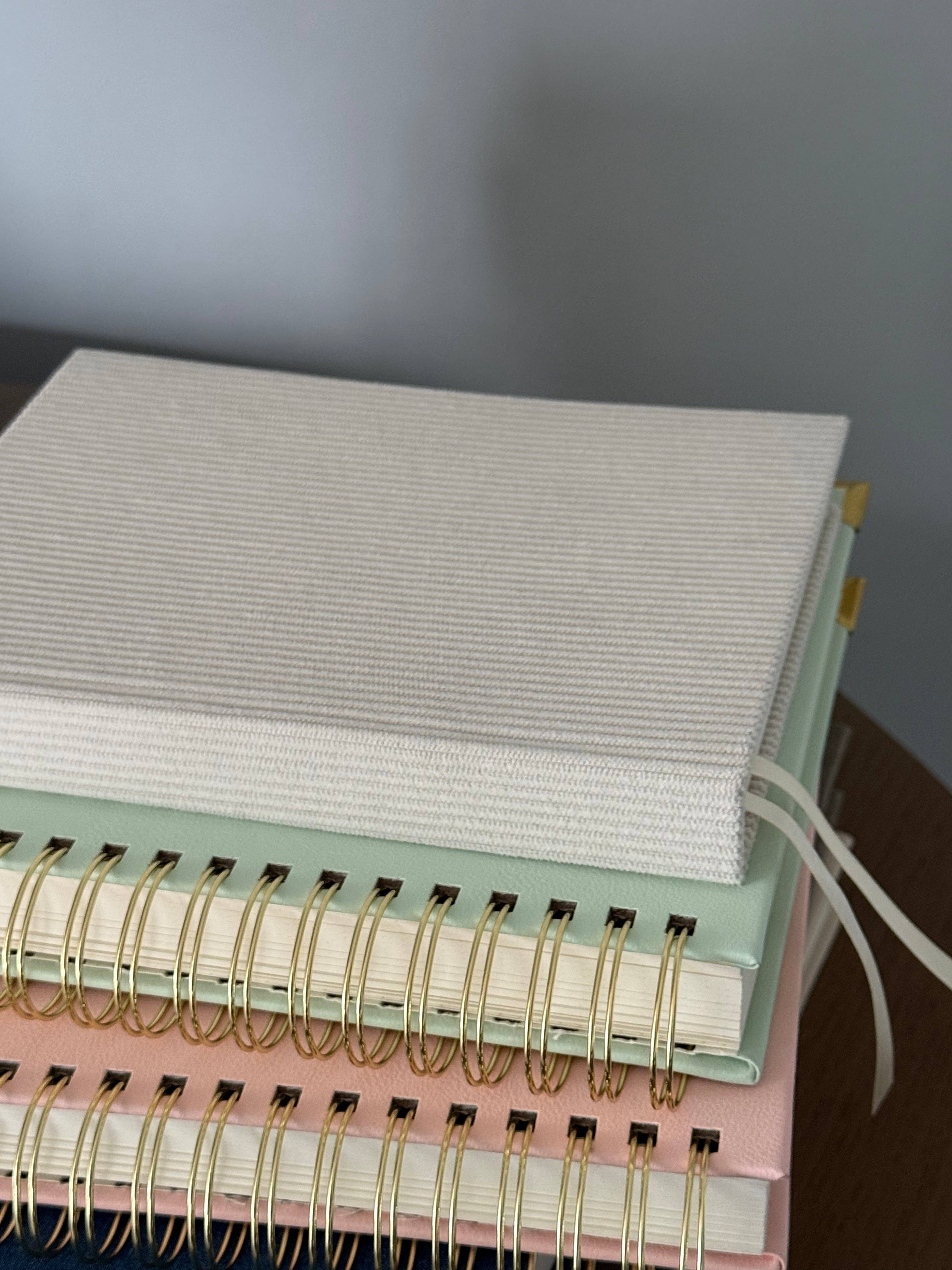 Living In Light - Venta al por mayor Agendas - Planificador Espiral de Cuero Premium - Planificador Cristiano Moderno Sin Fechar con Estudio Bíblico, Establecimiento de Metas, Solicitudes de Oración, Rastreador de Presupuesto Financiero y Más | Cuero Menta y Rosa Rubor con Espiral Dorada6