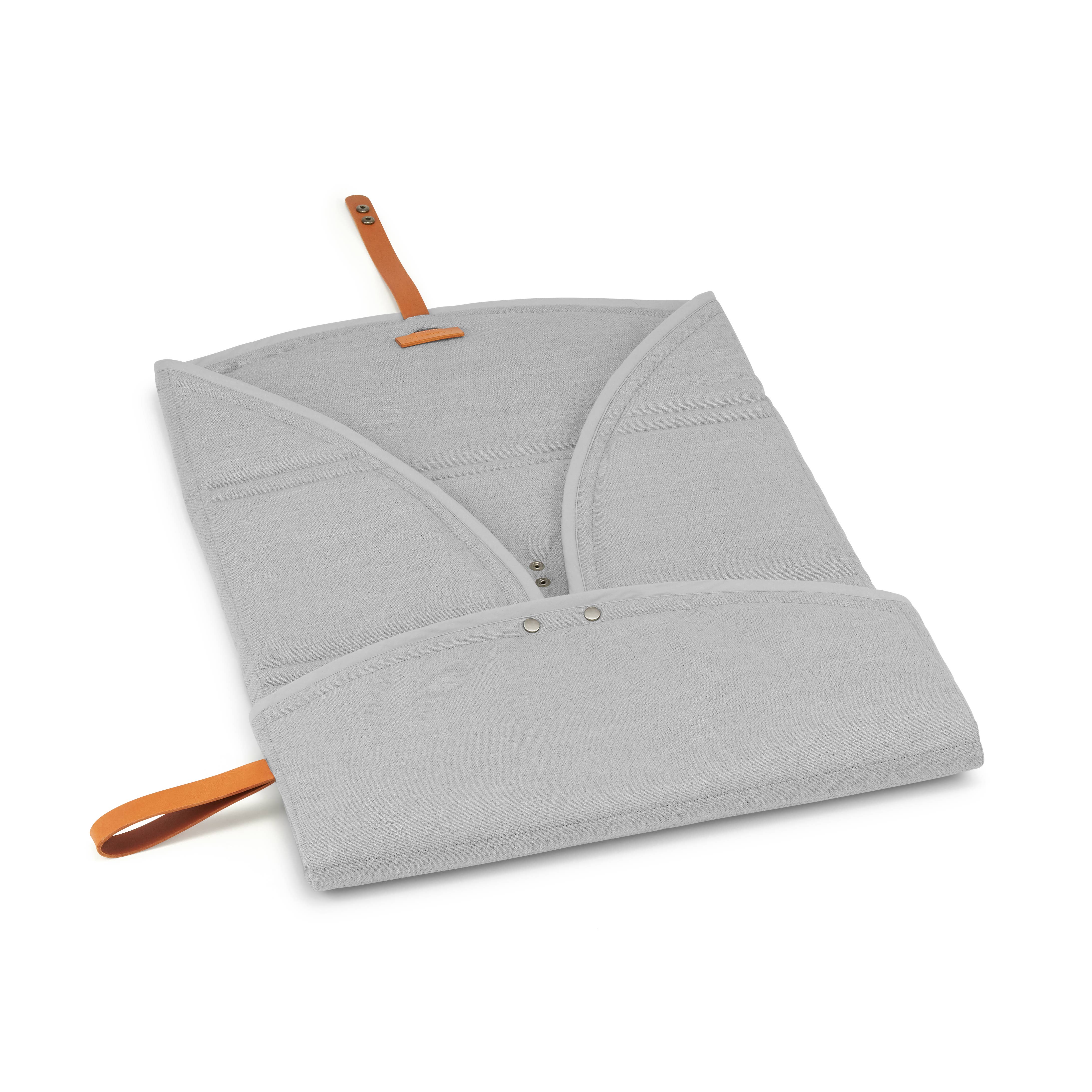 Labbvenn – Engroshandel Kæledyrsmåtte – Hund – Okka kompakt og alsidig rejsemåtte til kæledyr11