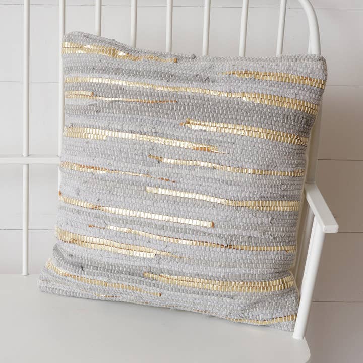 Almohada Chindi, gris claro y dorado (PC) para venta al por mayor de Audrey's Home & Gift