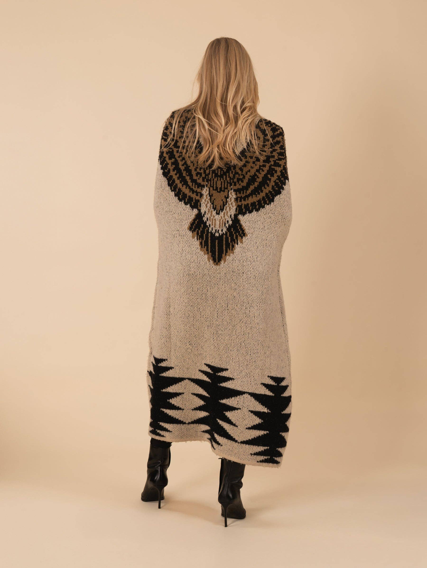 Combo Beige Mantella Lunga con Stampa Ali di Conte in vendita all'ingrosso su Faire1