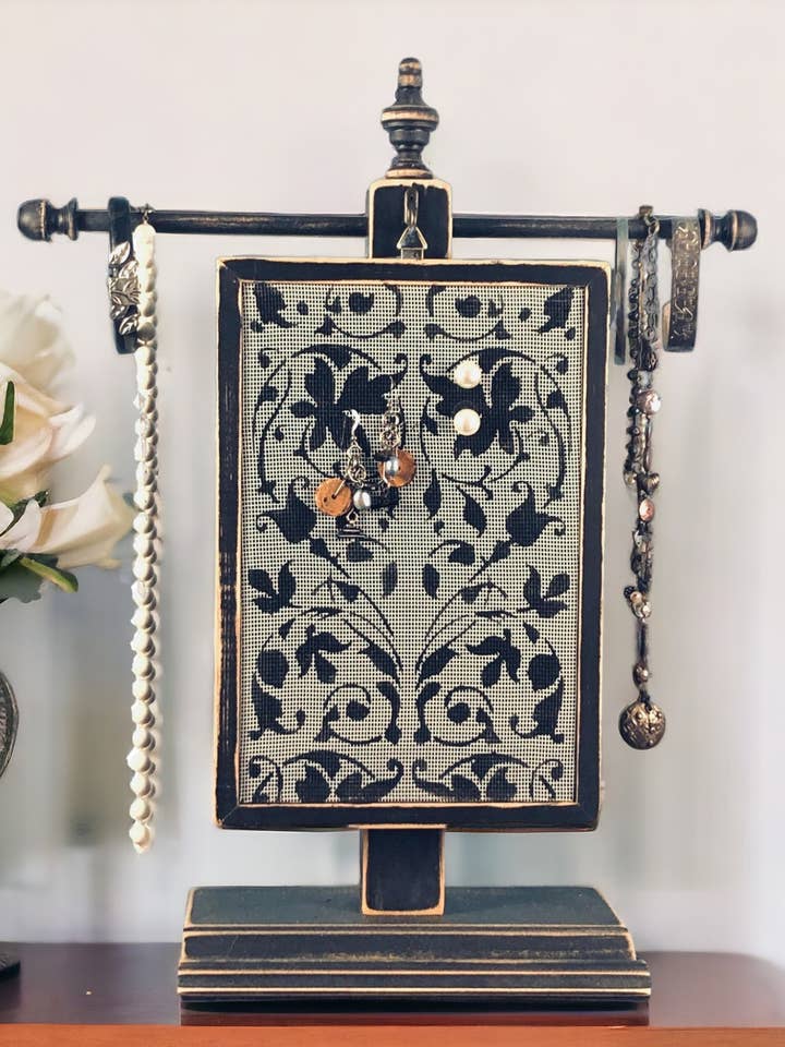 Porte-Boucle d'oreille classique - Aida pour la vente par Earring Holder Gallery