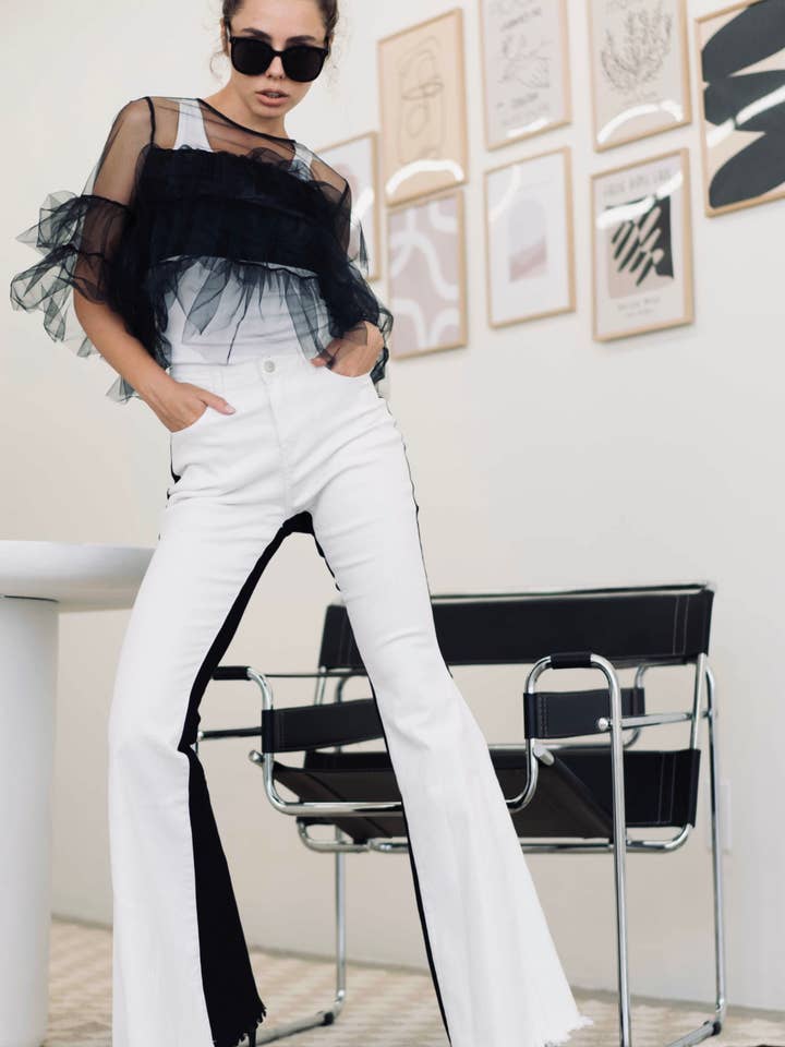 Jean flare taille haute blanc et noir pour la vente par Hope Horizon LLC