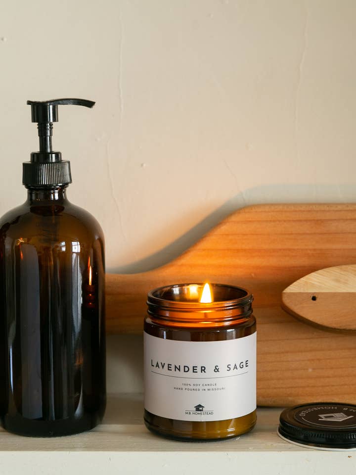 9 oz. Sojakaars - Lavender & Sage voor wholesale door MB Homestead