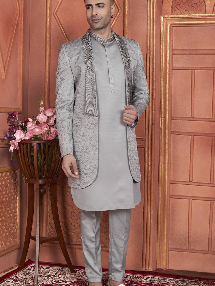 Grå Art Silk Indo Western Traditionell Sherwani Kurta med Jacka & Byxa för Män för Bröllop - Trådbroderiarbete för wholesale av HATKE BRIDE