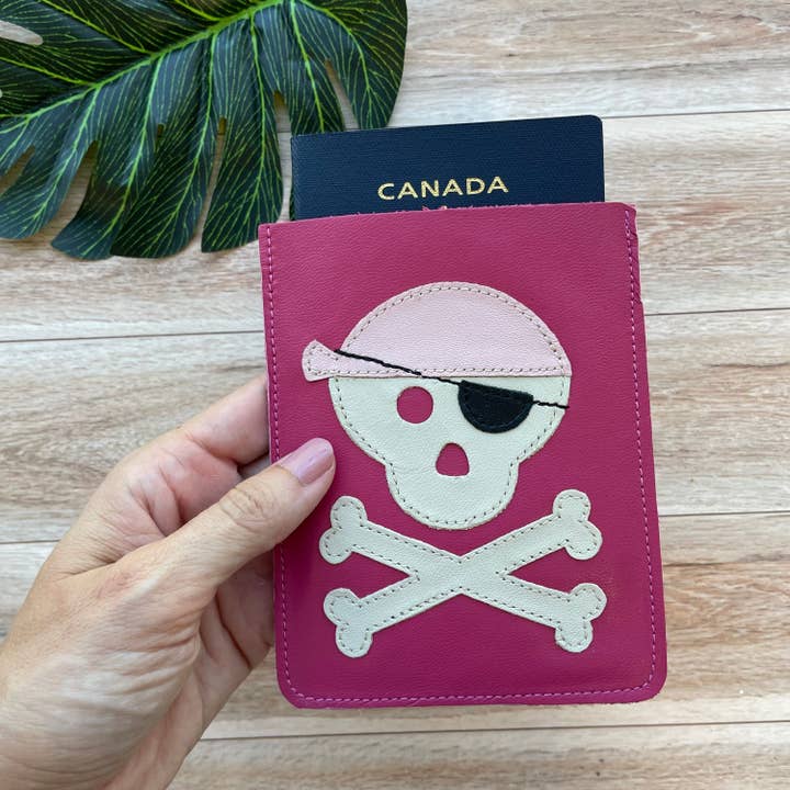 Læder Pasetui, Fuchsia Med Piratkranium for engroshandel hos Mally Designs