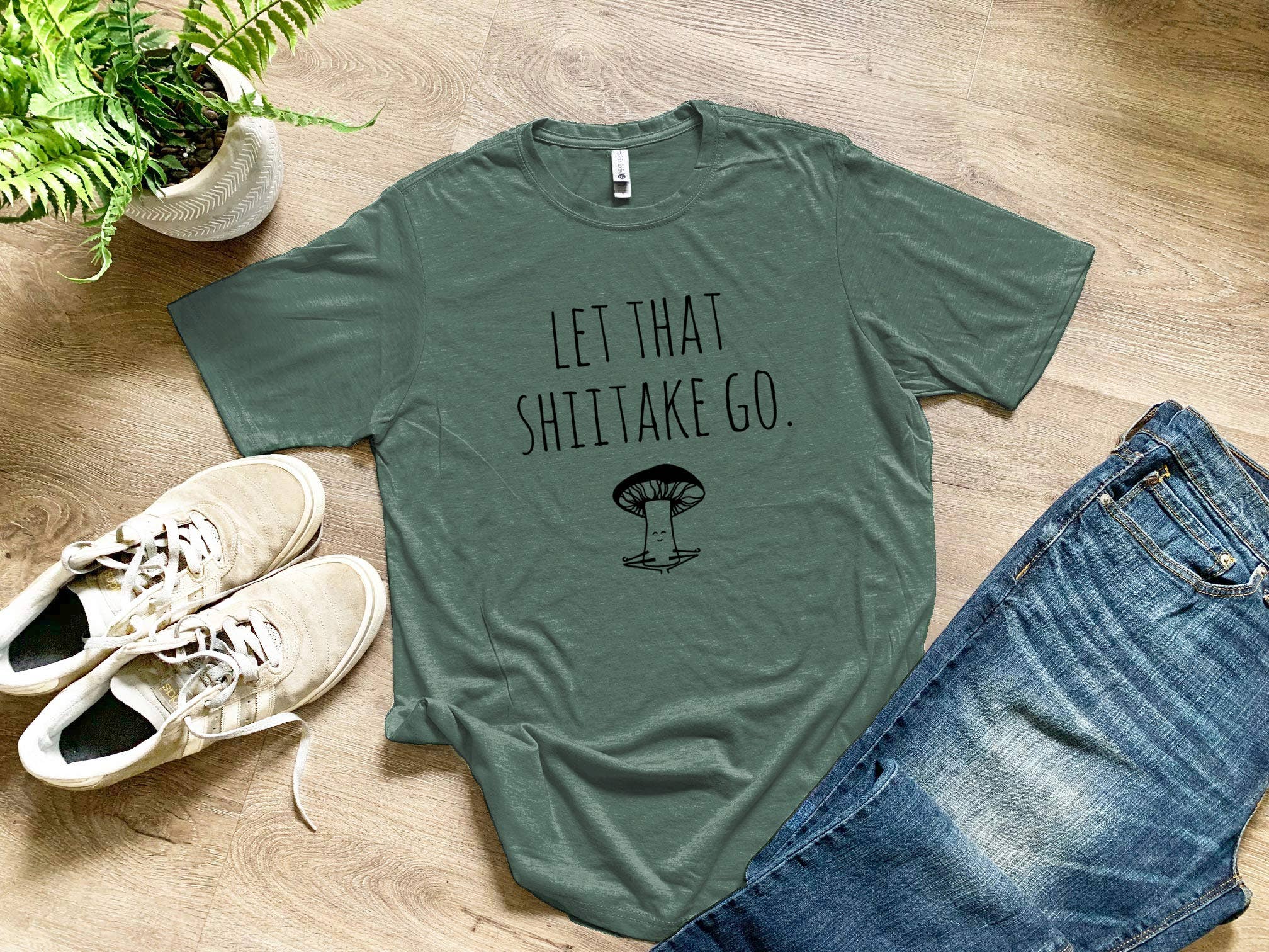 Moonlight Makers - Wholesale T-shirt met print - Heren - Let That Shiitake Go - Grappig T-shirt voor heren - Mushroom, Yoga0