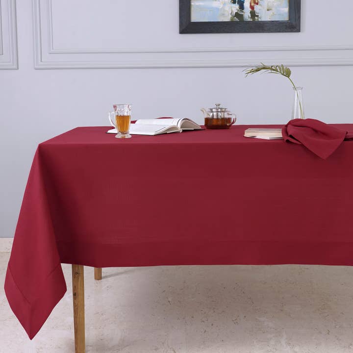 Nappe rouge en faux lin pour la vente par D'Moksha