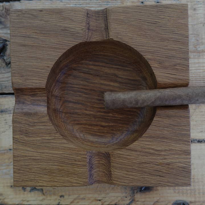 Cendrier à cigares en chêne blanc Indiana 09252024WO6 pour la vente par The Gant Collective