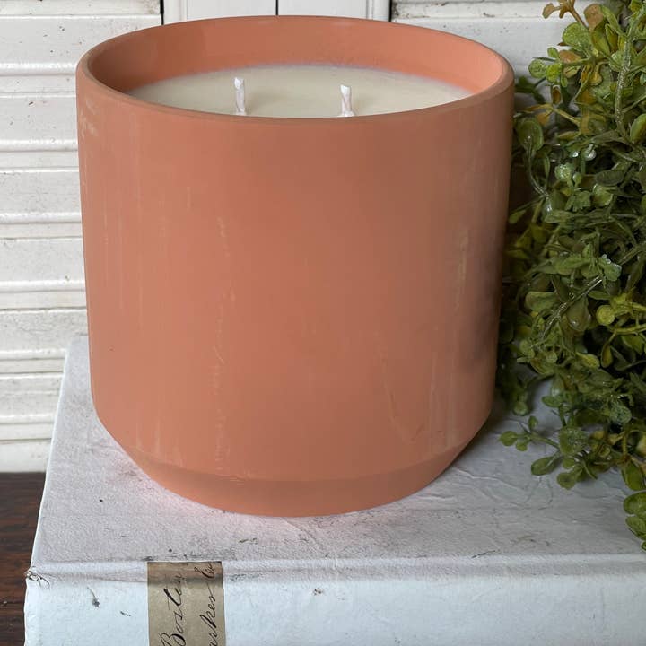 Bougie de soja Santal + Tobacco 32 oz en poterie en terre cuite pour la vente par 1858 Candle Co