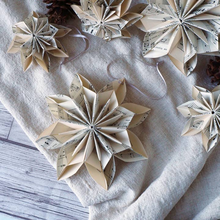 Weihnachtlicher vintage Schneeflocken-Anhänger aus Notenblatt für den Großhandel von Joyful Array