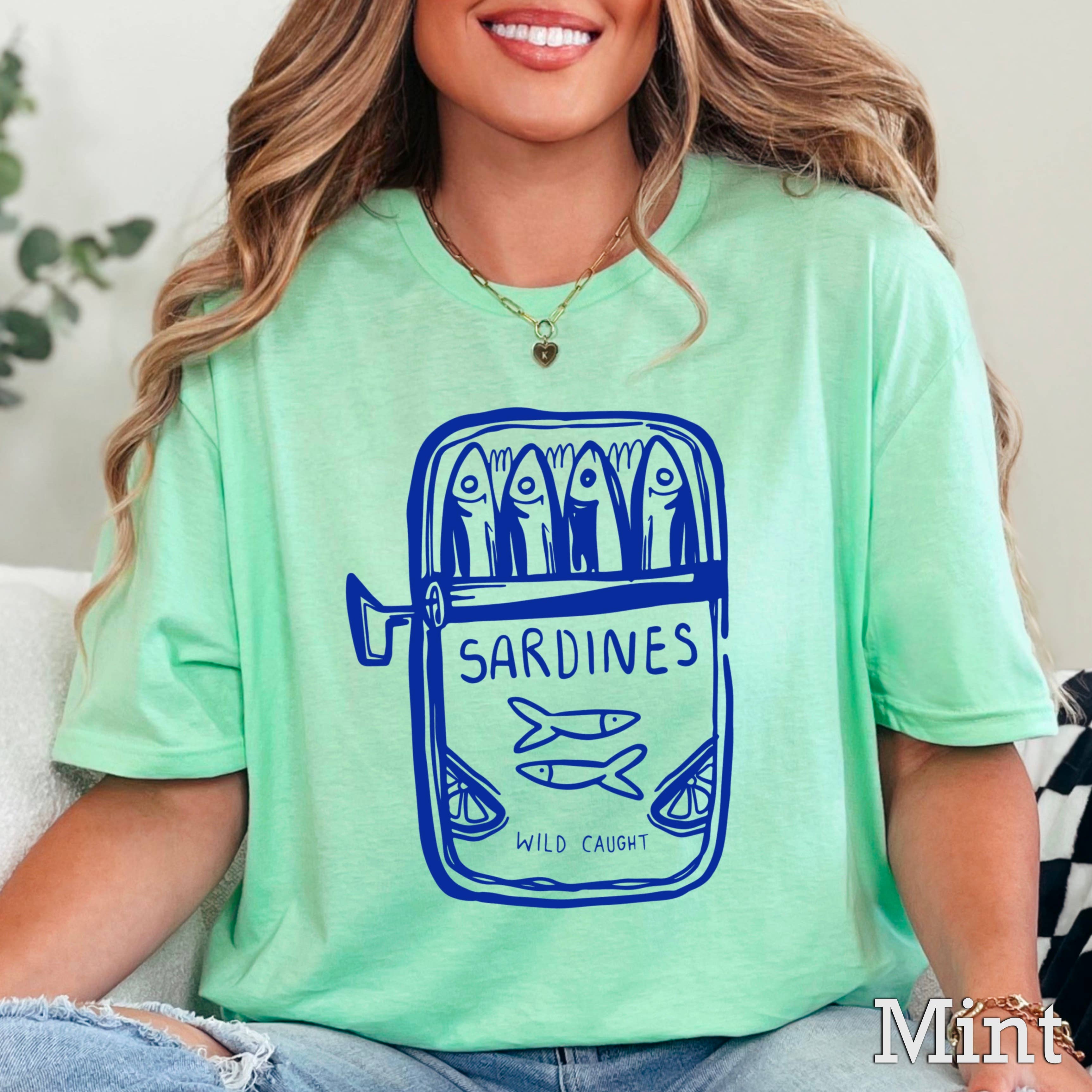 Shoppe SHC – wholesale T-shirt med logga - Dam – Sardiner Kustkvinnors Grafiska T-shirt | Gildan9