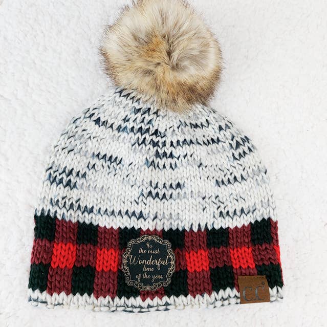 Buffalo-Karo-CC-Pom-Mütze mit schwarzem und goldenem "It's The Most Wonderful Time Of The Year"-Kunstleder-Patch für den Großhandel von Trendy Tee Co.