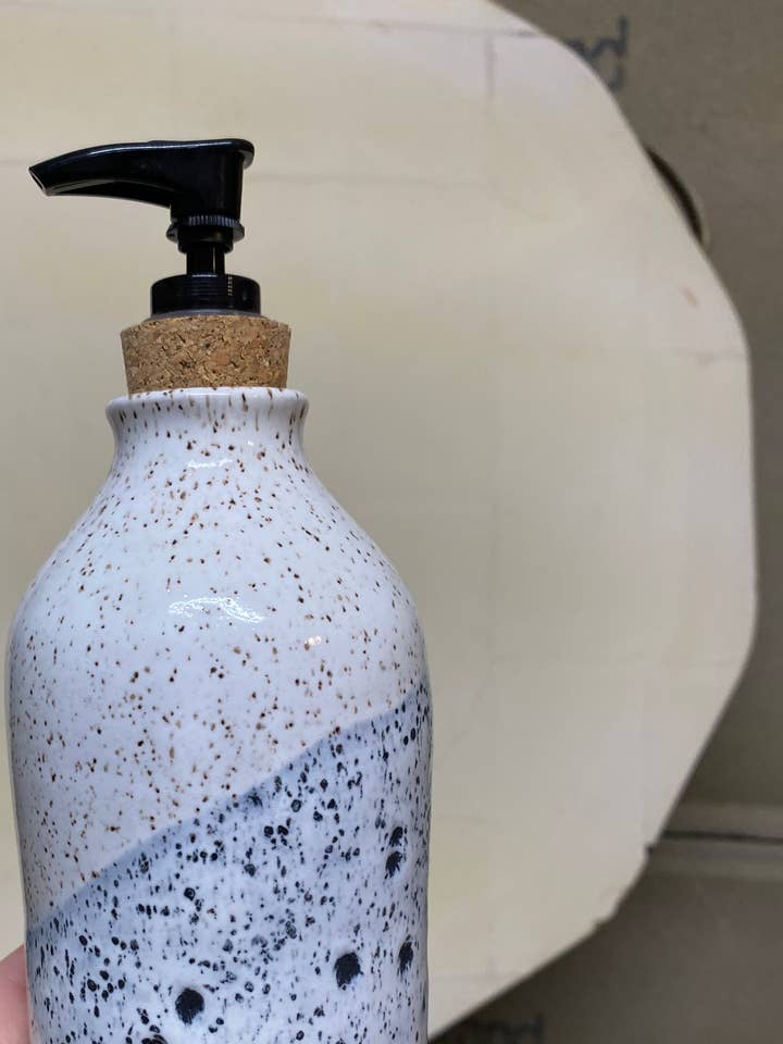 Distributeur de savon blanc et noir moucheté pour la vente par OC Ceramics
