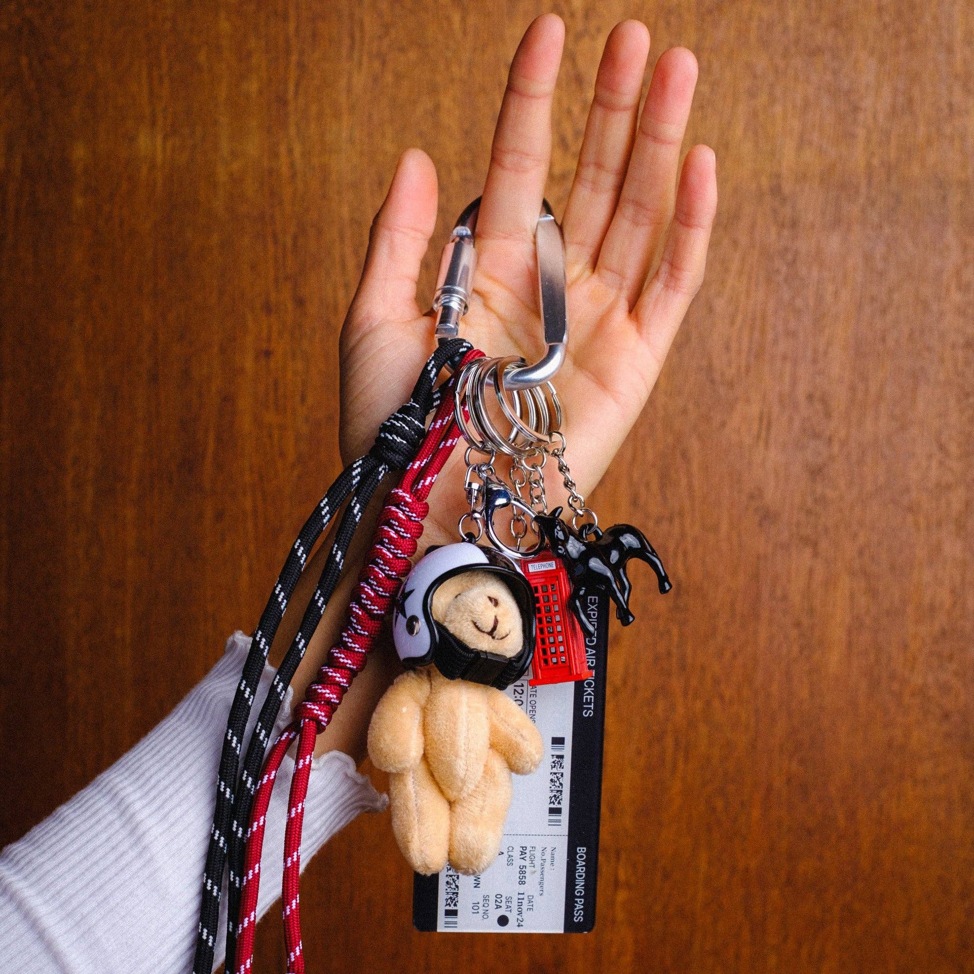 Baggly Charms – wholesale Nyckelringar - Dam – Resebjörn Väsksmycke med Björn och Boardingkort1