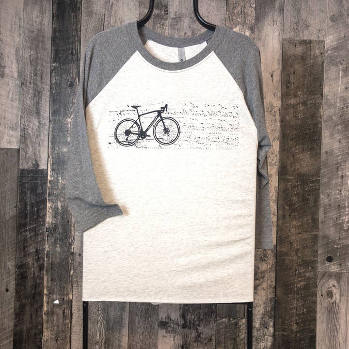 „Travel on Gravel” Graphic uniseks grijs t-shirt met raglanmouwen voor wholesale door Dutch Bike Printing Co.