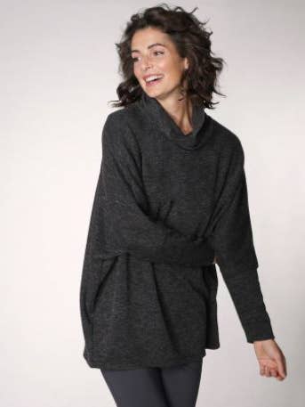 Geborstelde gebreide top met capuchon en poncho-stijl voor wholesale door Mr. Max
