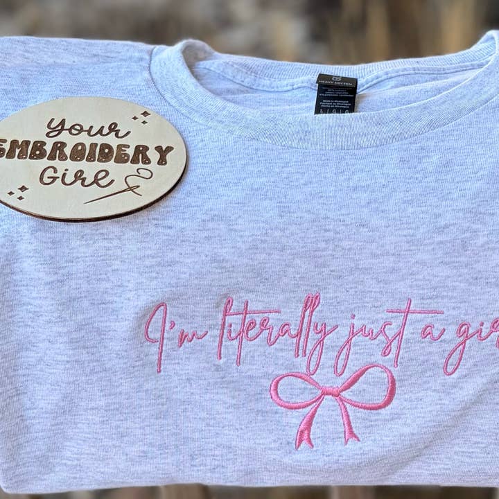 T-shirt Gildan brodé « Je suis littéralement juste une fille » pour la vente par Your Embroidery Girl