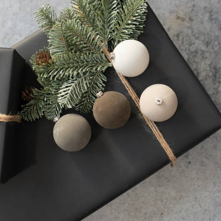 ENSEMBLE/ 4 - BOULES FLOQUÉES GRISES DE 2,5" pour la vente par Ragon House