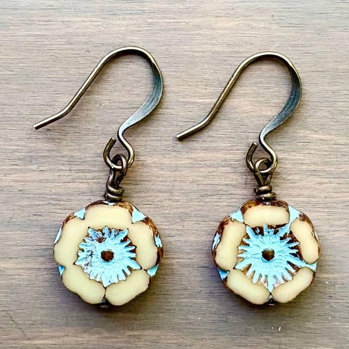 Boucles d'oreilles en verre pressé en forme de fleur Sand and Sky Dainty pour la vente par Twist Style