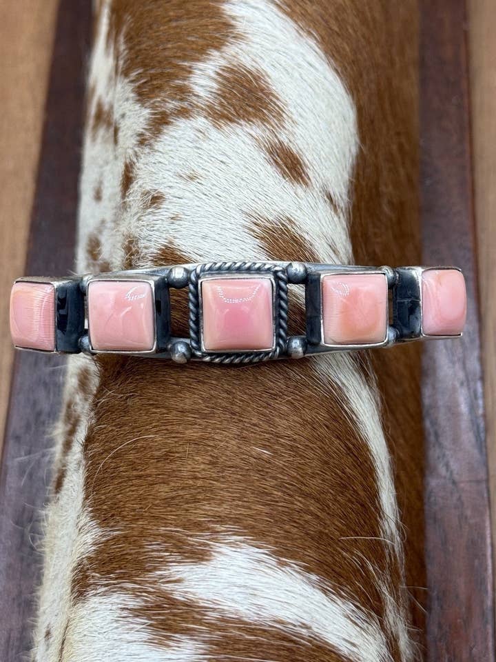Pulseira de Punho em Prata Esterlina Feita à Mão Navajo com Concha Rosa em Cluster. por atacado de Native City Jewelry