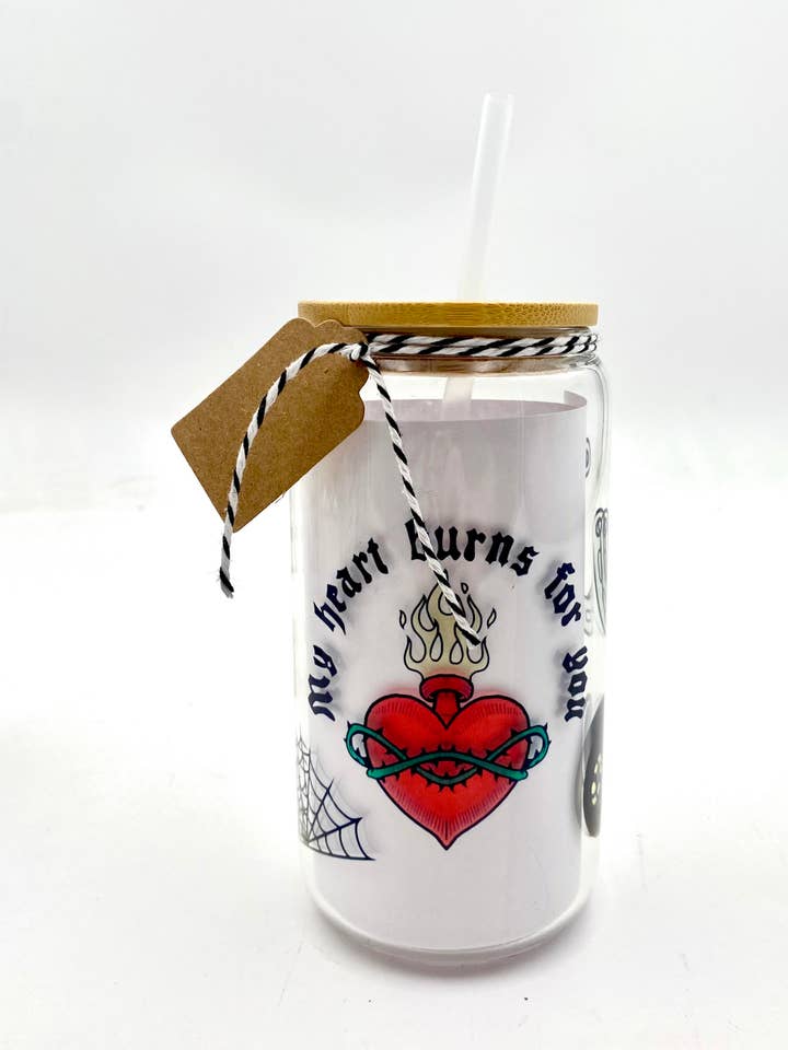 Mon cœur brûle pour toi ! Tatouage gothique classique pour la Saint-Valentin pour la vente par Psychic circle oddities