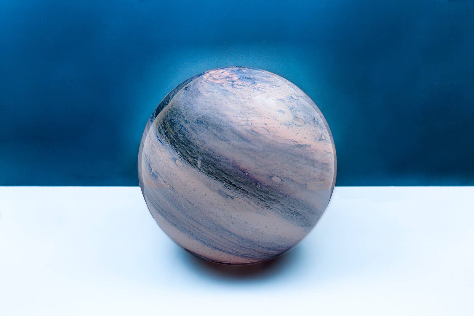 L. GLOW Home – wholesale Accent/desk lamp – Cloudy Ocean Round Glass Lamp 28cm 1