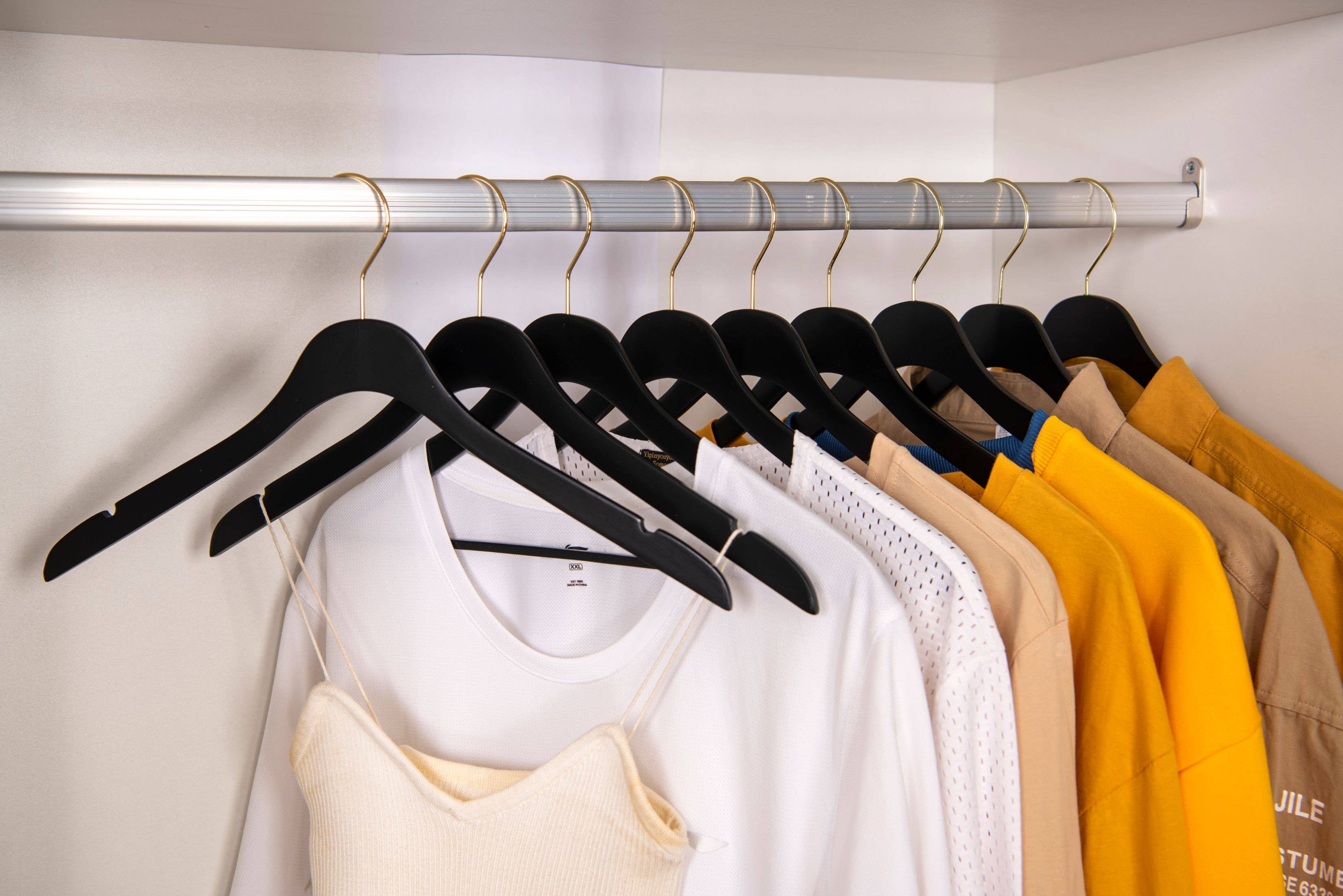 Quality Hangers - Wholesale Clothes Hangers - WS70 Ultra Slim Suit Hangers with Pant Bar Black/gold - 5PK19