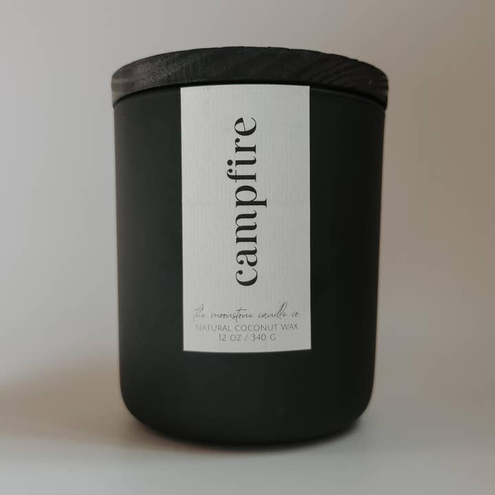 Bougie en cire de noix de coco naturelle avec mèche en bois Campfire pour la vente par The Moonstone Candle Co.
