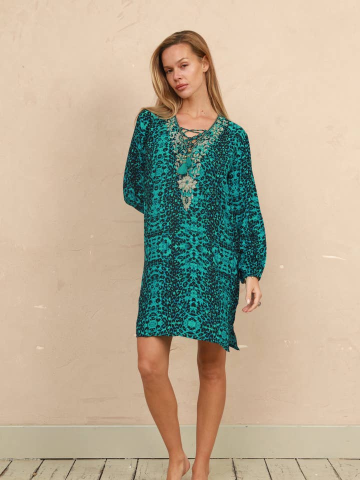 Kaftan perlé Léopard Lagon Maldives pour la vente par Sophia Alexia