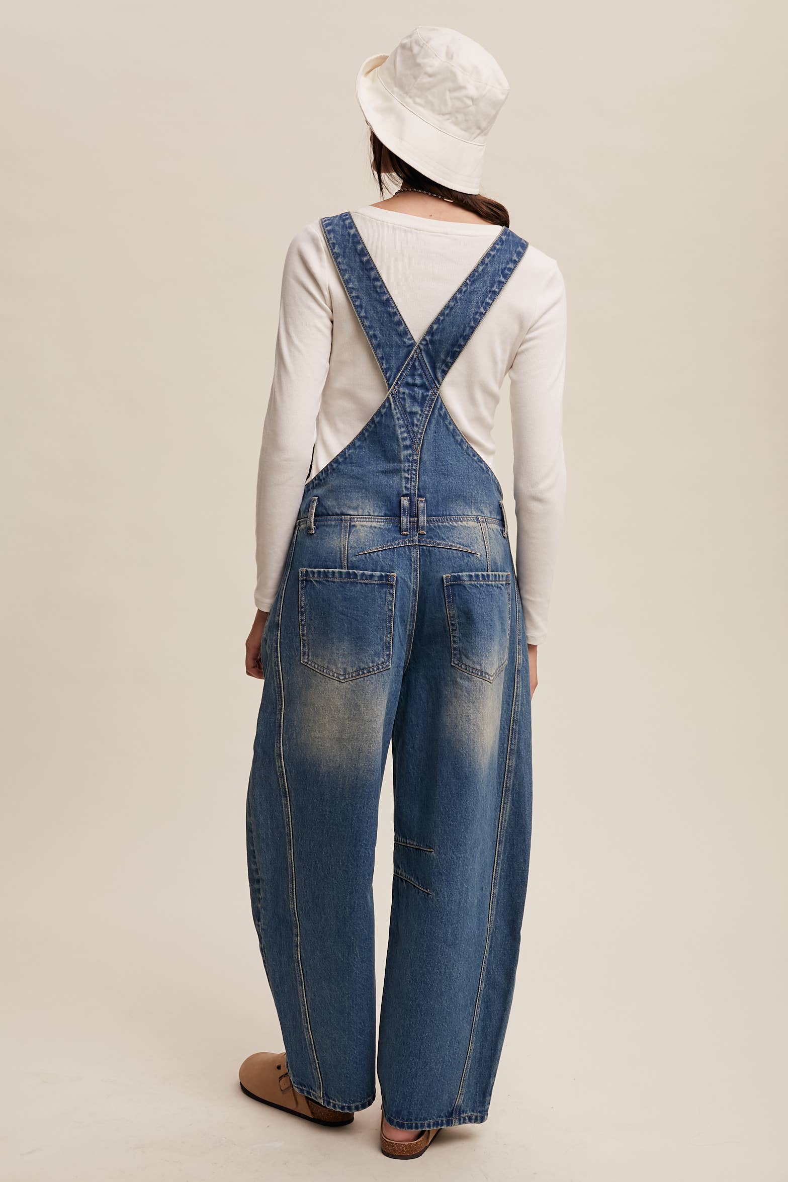 Listicle – Großhandel Overall – Damen – Barrel Jean Latzhose aus Denim mit weitem Bein9