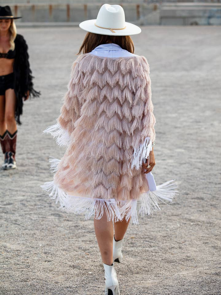 Fransenkimono in Blush mit weißen Fransen – Coachella für den Großhandel von Festivo kimonos