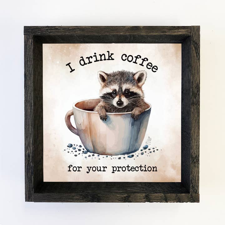 Je bois du café - Tableau mural animalier encadré et humoristique avec raton laveur pour la vente par Hangout Home