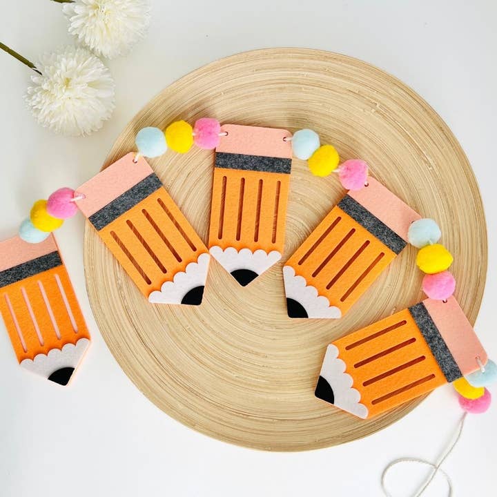 Guirlande de crayons en feutrine colorés et de pompons | Classe / Crèche pour la vente par Tiny Gift Society