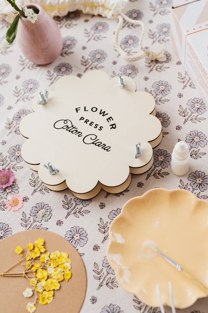 Cotton Clara Craft Kits & Supplies - Vendita all'ingrosso Kit per lavoretti fai da te - Kit per principianti per pressare fiori in legno con design circolare smerlato, strumenti e progetti3